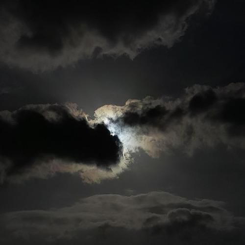  من بیشتر از این حرفا شکسته که بخوام بمونم خمارت