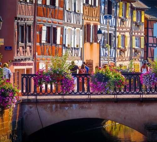 دانلود آهنگ واسه من خیلی سخته انگار یه چی شده اینا نمیگن بم